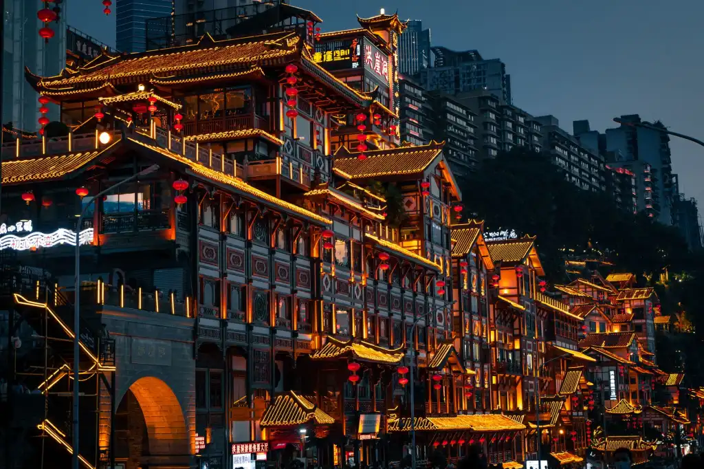 企业数字化转型中的技术服务平台选型：自建团队与外包研发的对比分析
