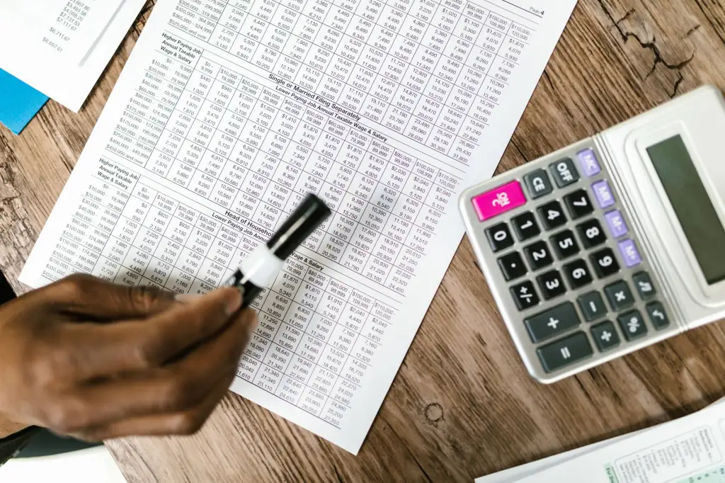 科�技术服务对比：自研系统与SaaS平台选型指南